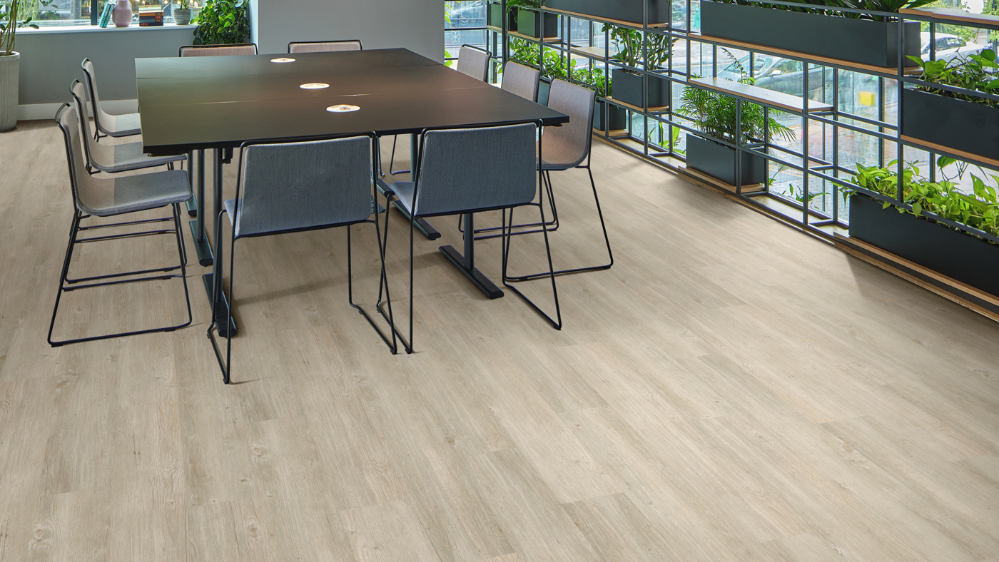 Light Country Oak VGW139T | SCB139 floors in an industrial conference room